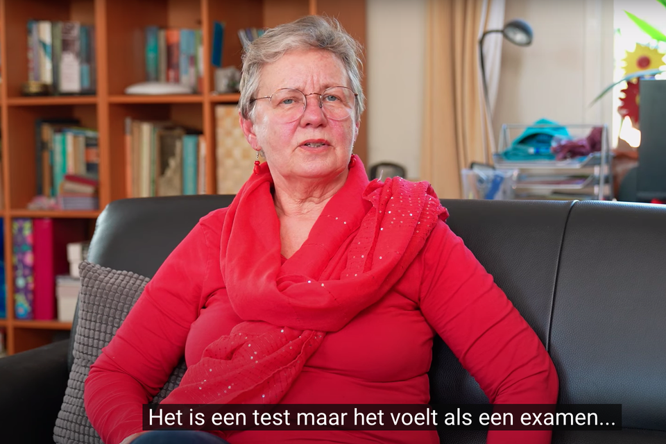 Suze in ’t Veld werkte mee aan de video ’Rijden met dementie’.