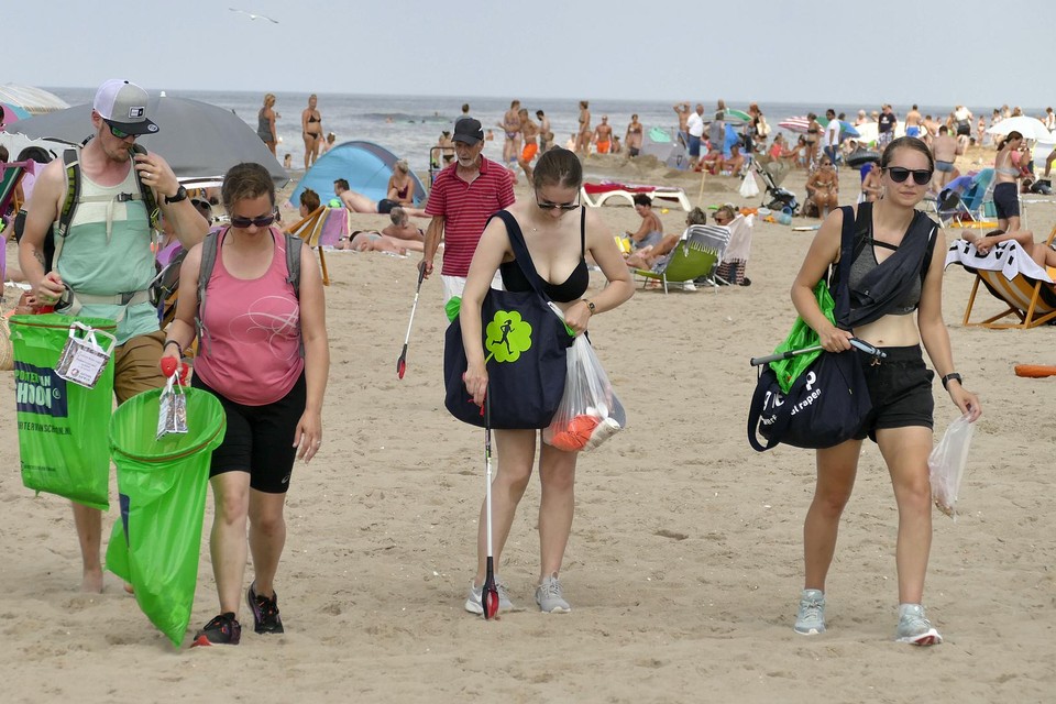 Een dagje het strand opruimen: volgens Daan Strang is het goed voor je karma.