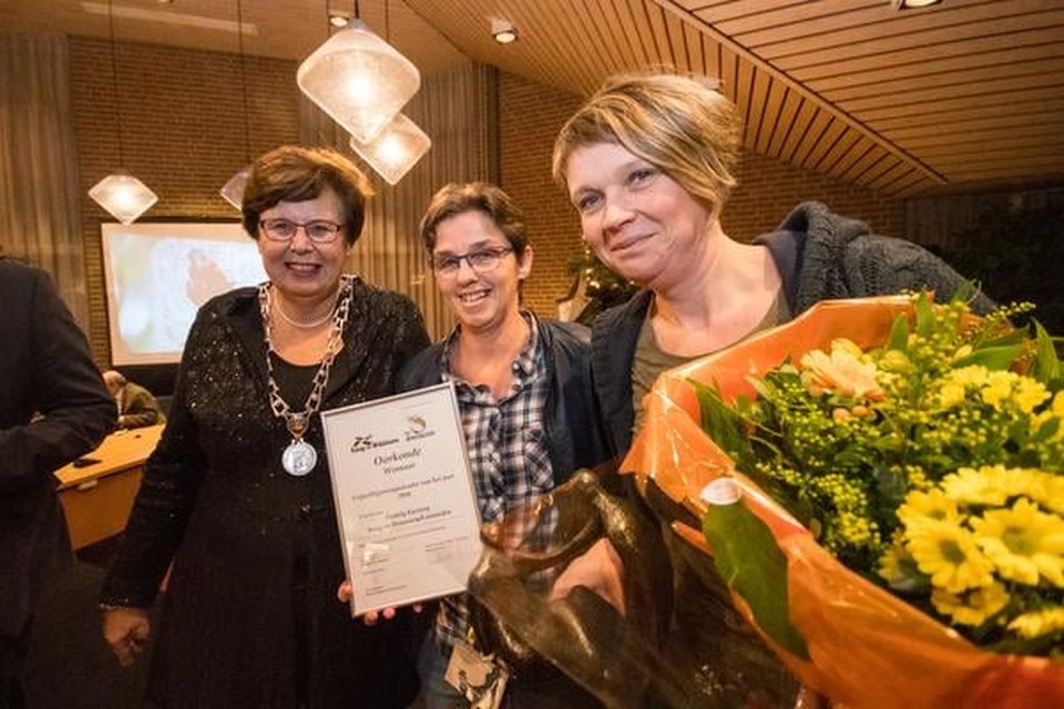 Burgemeester Marina van der Velde op de foto met Jorico Notenboom en Cora Bloemsma.
