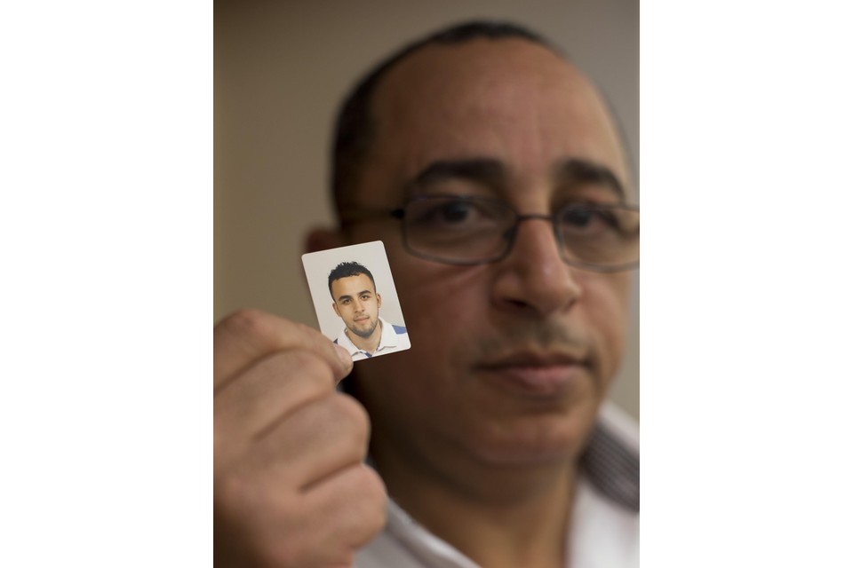 Vader Mohamed Nidalha met een foto van zijn zoon Reda.