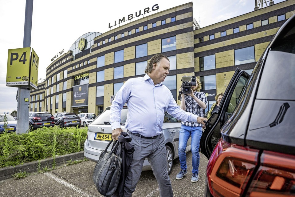 Jeffrey van As vertrekt bij het kantoor van voetbalclub Roda JC.