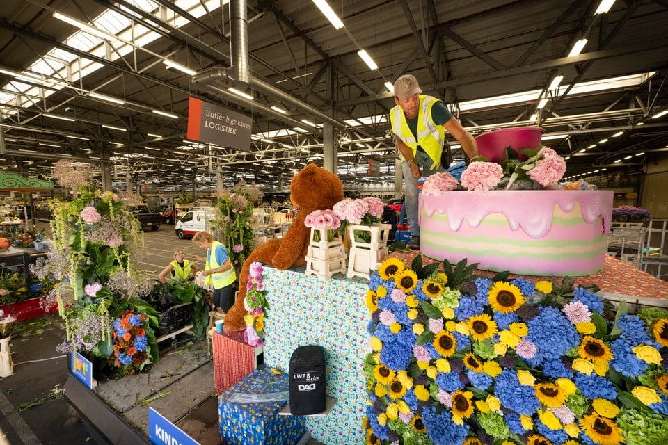 Zo’n honderd bloemarrangeurs uit heel het land zijn actief om alle praalwagens van bloemen te voorzien voor de Flower Parade.