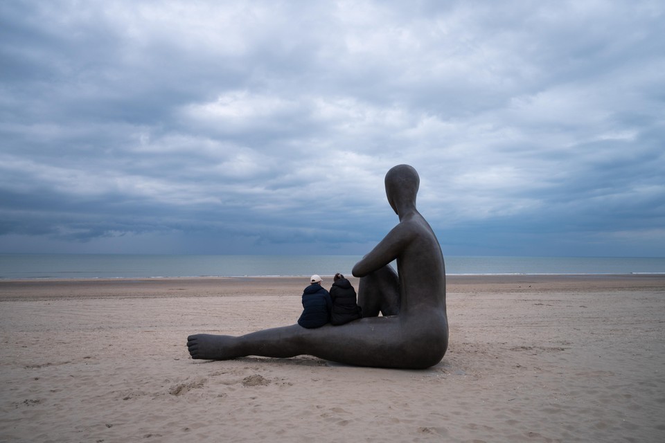 Het vrouwenbeeld van Henk Visch op het Noordwijkse strand.