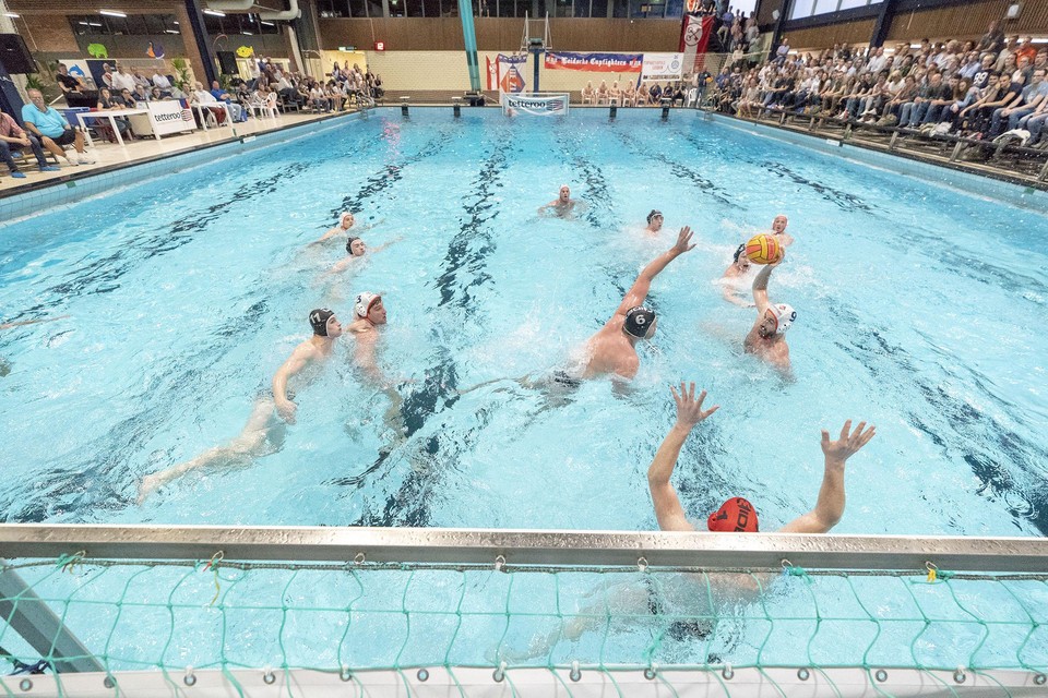 Menno Dalmijn haalt in de eerste wedstrijd van de play-offs uit namens het superieur spelende De Zijl Zwemsport.