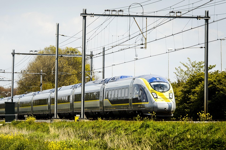 De Eurostar, een van de hogesnelheidstreinen, die een stuk langzamer Rijpwetering voorbij zoeft.