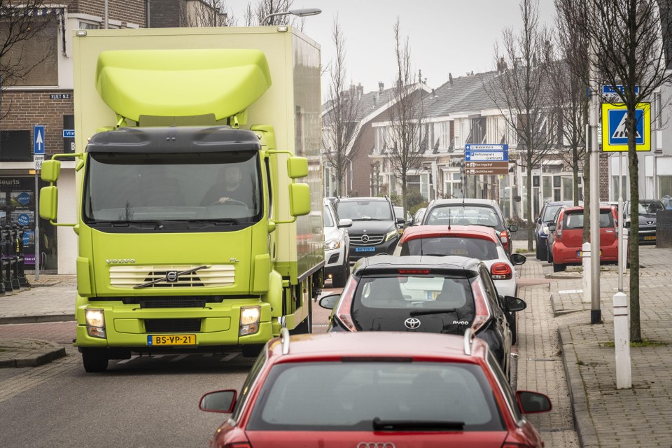 Vrachtverkeer om de Brouwerstraat in Rijnsburg is nog altijd een probleem.
