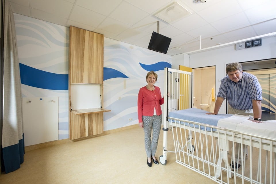 Maria de Taeye en Wouter Kollen laten de nieuwe verpleegafdeling van het Willem-Alexander Kinderziekenhuis zien.
