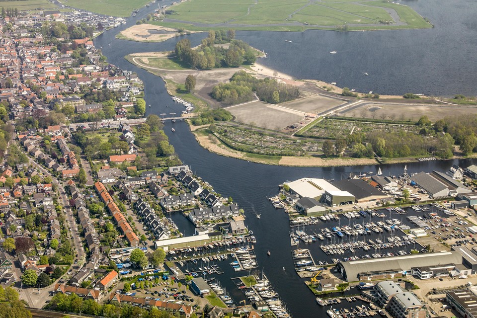 Warmond heeft door Kagerplassen en vliegroutes Schiphol weinig ruimte om te bouwen.