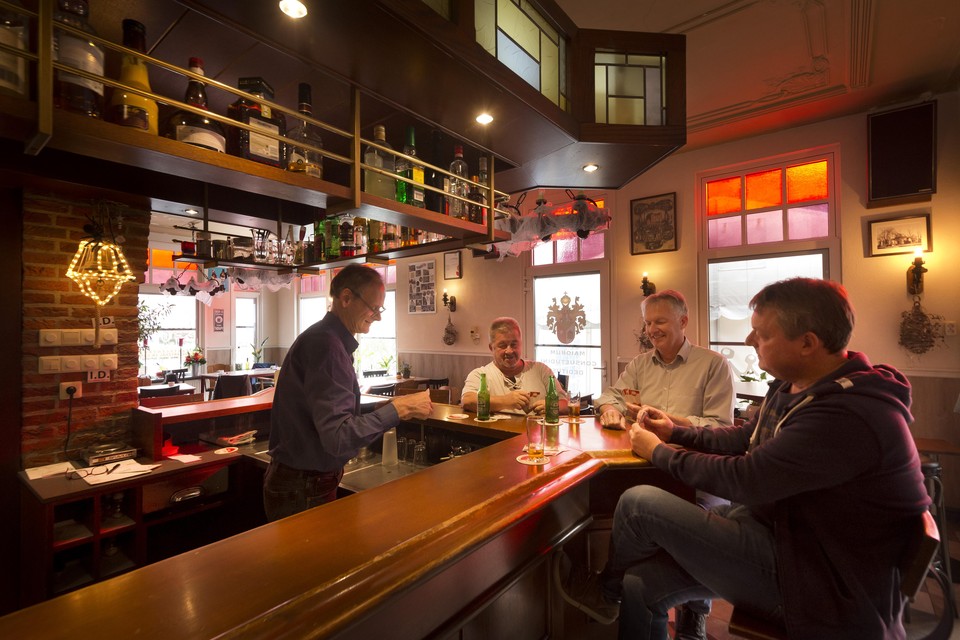 In café Keijzer, waar zaterdag het NK bonaken wordt gehouden, doen (v.l.n.r.) Sjaak Keijzer, Sjaak Broere, Wim Buskermolen en Marcel van Bruggen alvast een potje aan de bar.