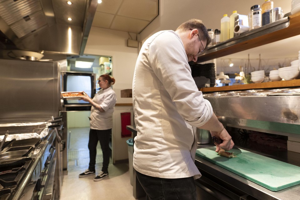 Koks aan het werk in de keuken van Brasserie De Burgemeester.