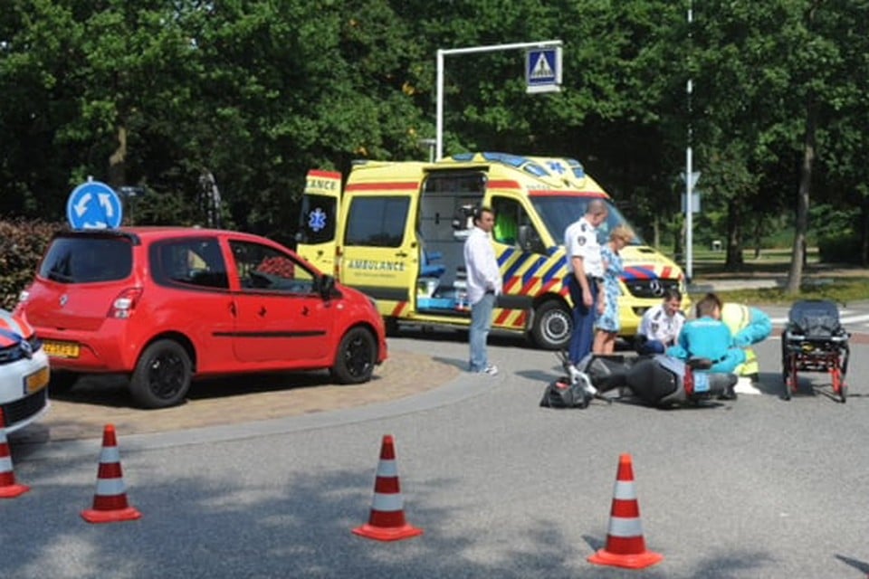 Scooterrijdster gewond bij ongeval in Voorschoten. Toon van der Poel