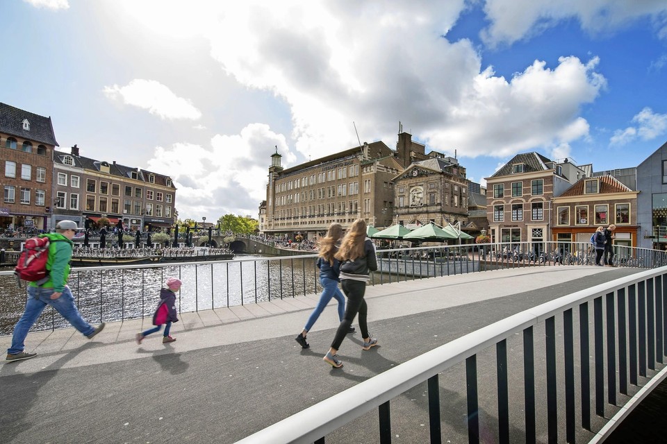 De nieuwe Catharinabrug komt uit op een nieuwe winkelstraat en vormt daarmee een looprondje in het centrum.