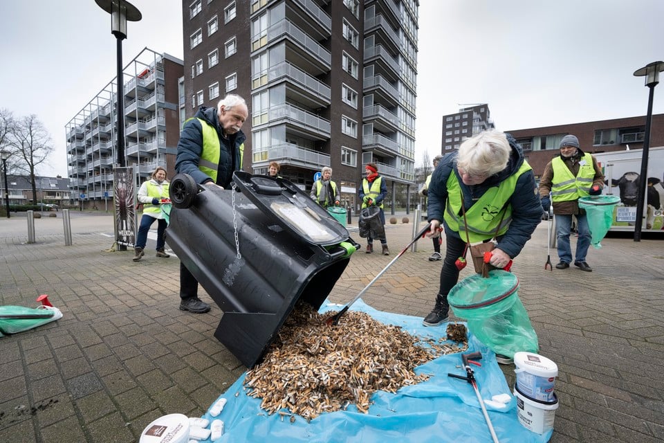 Een van de projecten van de Straatjutters Leiderdorp is het opruimen van sigarettenpeuken.