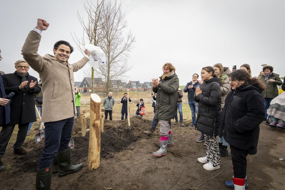 Minister Jetten vorige maand bij het klimaatbos in Alphen aan den Rijn, waar hij een boom plantte.
