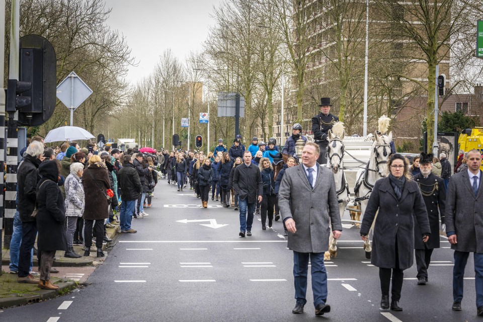 De begrafenisstoet loopt dwars door Leiden.