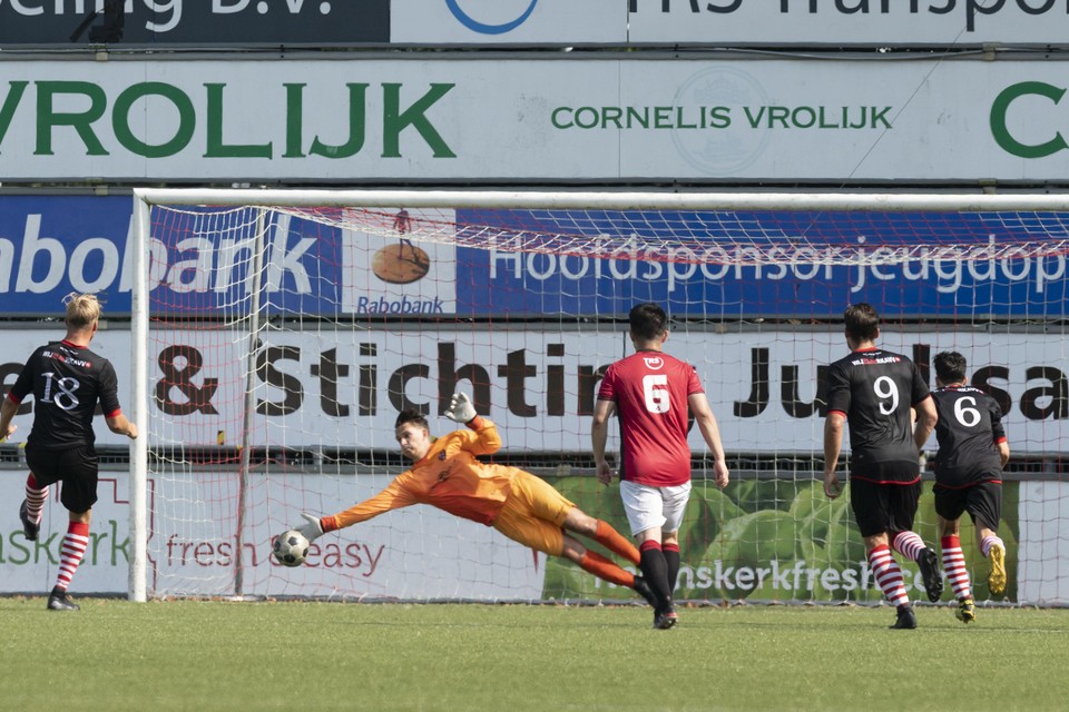 Rijnvogels-goalie Yannick Augustinus stopt bijna een strafschop van RKAVV.