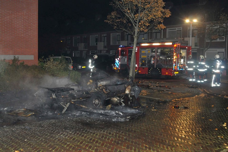Caravan in Leiden volledig verwoest door brand . Foto Wilco Devilee