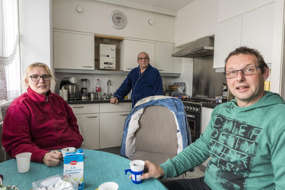 Henk van Tongeren (midden), met zoon John en schoondochter Rianne in de keuken.