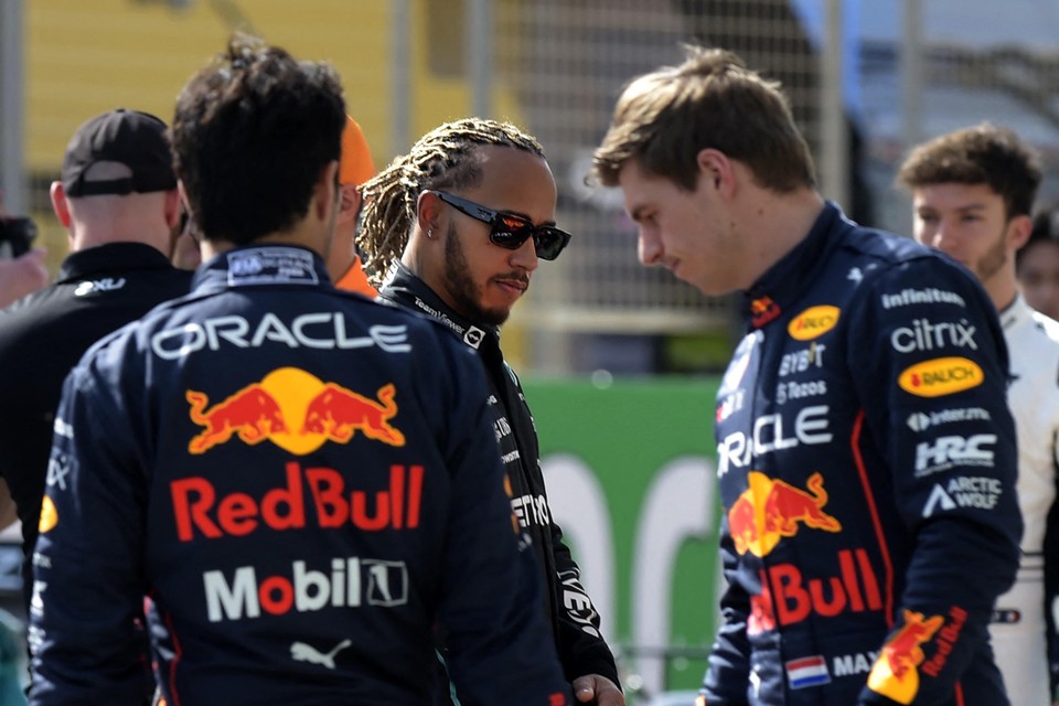 Lewis Hamilton (midden) passeert Max Verstappen (rechts) tijdens een raceweekeinde in het vorige seizoen.