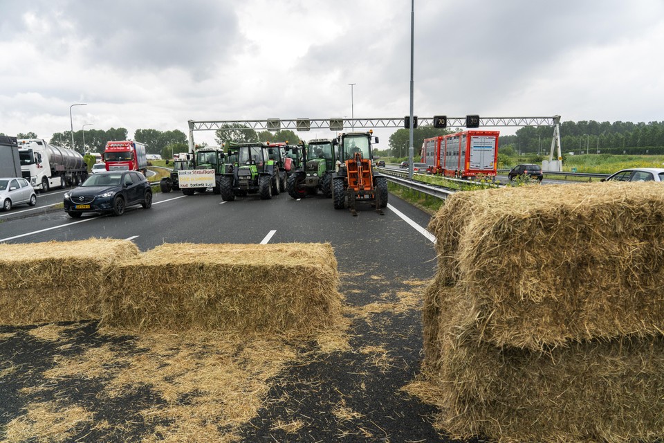 De A2 was gistermiddag enkele uren geblokkeerd met hooibalen en tractors.