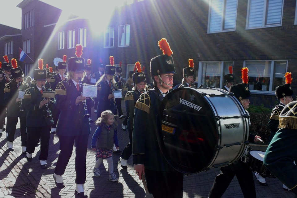 In andere dorpen in Kaag en Braassem marcheert op Koningsdag wel een drumfanfare, zoals Liefde voor Harmonie in Roelofarendsveen