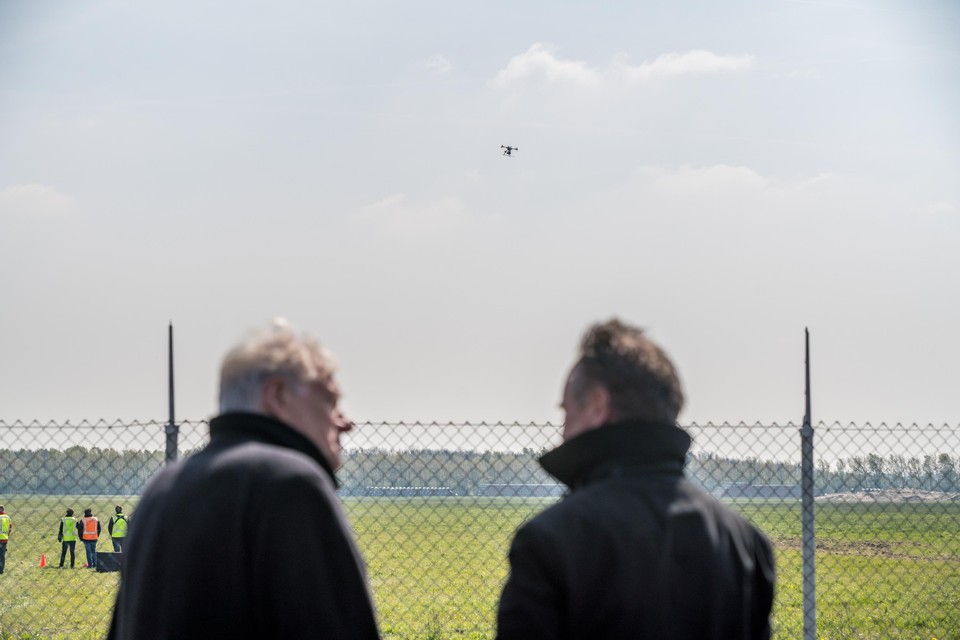 Een demonstratie van drones op het voormalig vliegkamp Valkenburg in april 2017.