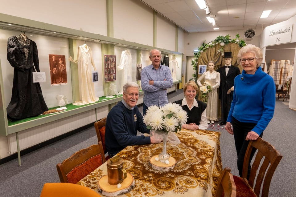 Wils Akerboom, Sjaak Bouwmeester, Maria van der Meer en Thea van Loon werkten anderhalf jaar aan de nieuwe tentoonstelling over bruidsjaponnen.