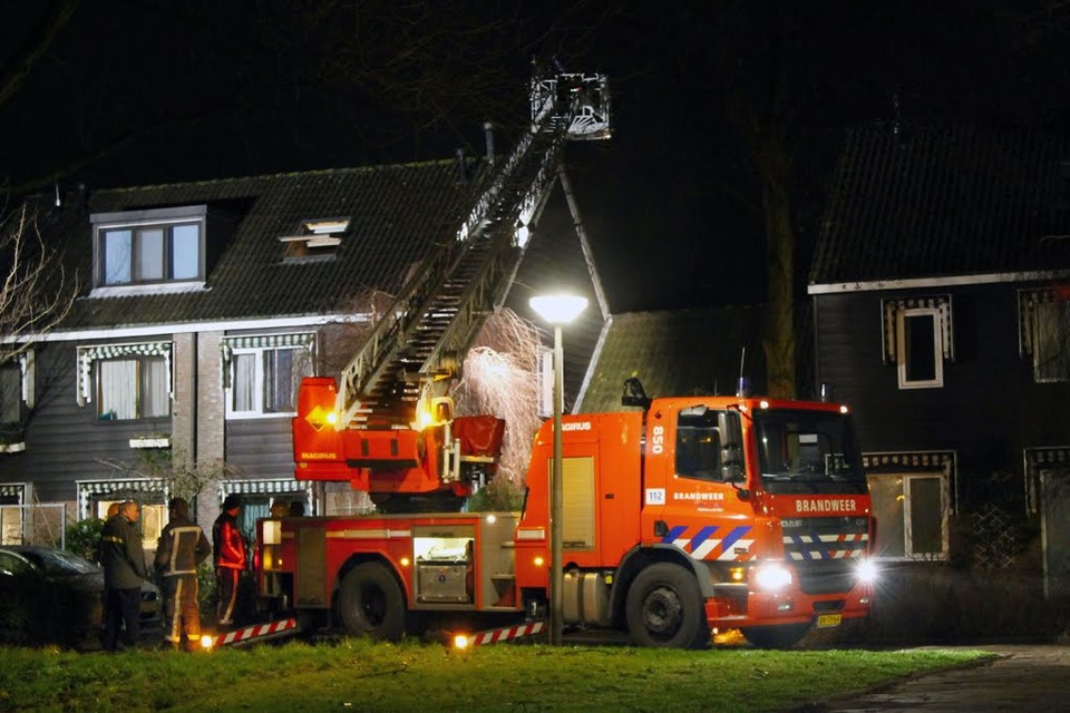 Na ruim twee uur was de schoorsteenbrand in een woonhuis is de Loevestein geblust / foto John van der Tol