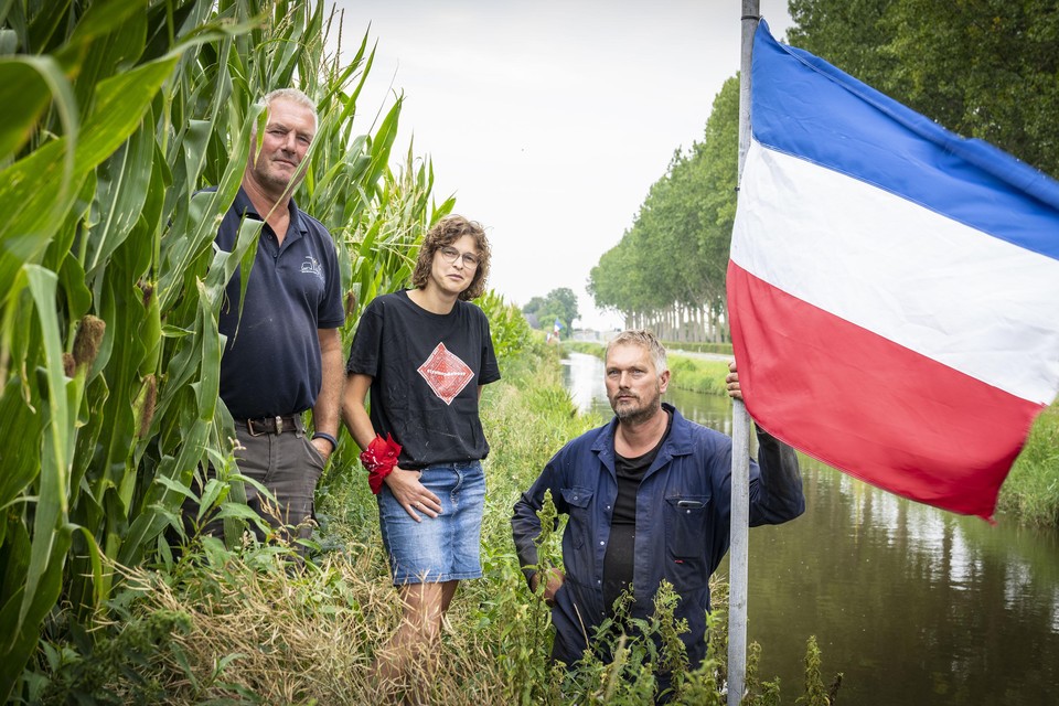 Boer John van der Salm op het terrein van Ria en Henk van Harten in Woubrugge waar door de provincie protestvlaggen zijn weggehaald.
