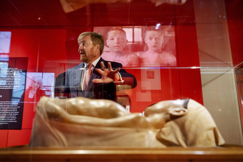 Koning Willem-Alexander bekijkt de tentoonstelling ’Besmet!’.