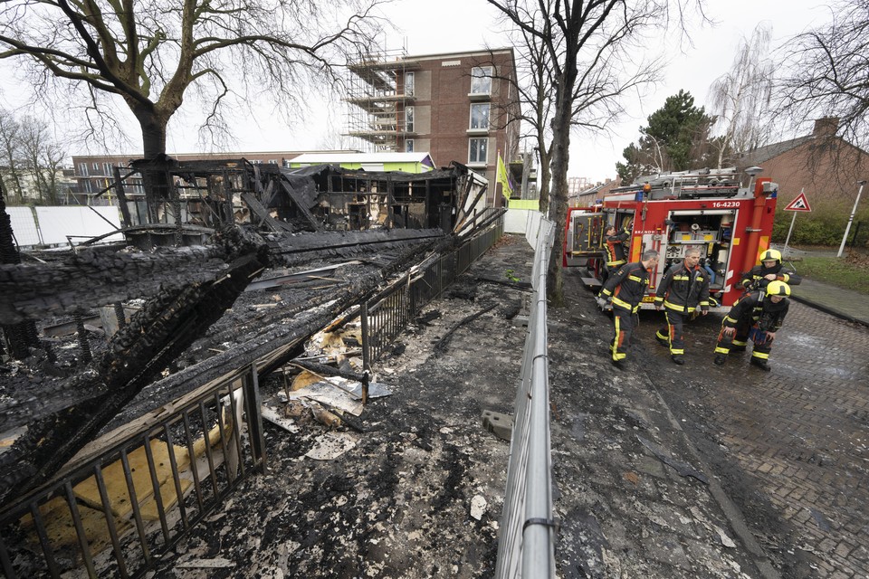 Brandweermannen waren op Nieuwjaarsdag nog aan het nablussen bij de restanten van het afgebrande buurthuis aan de Hoflaan.