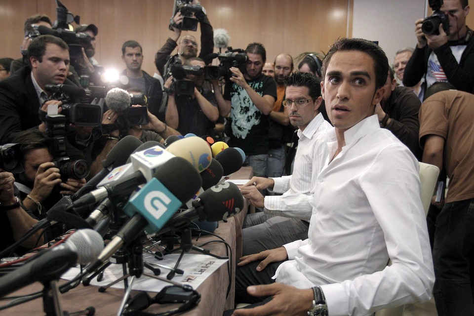 Alberto Contador tijdens een persconferentie in Pinto, 2010.
