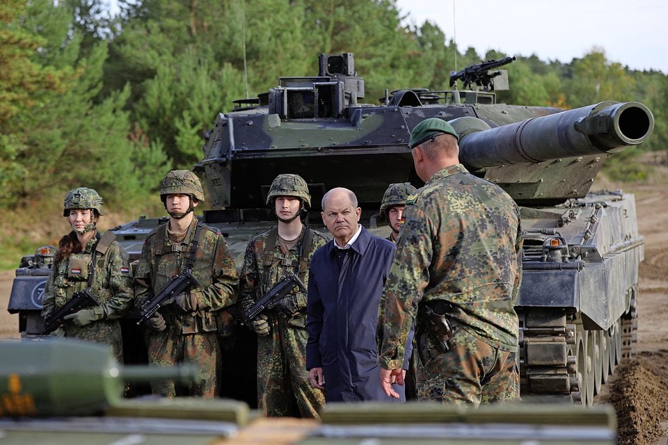 Bondskanselier Olaf Scholz heeft lang getwijfeld of hij de type tank achter hem, de Leopard 2, aan Oekraïne wil leveren.