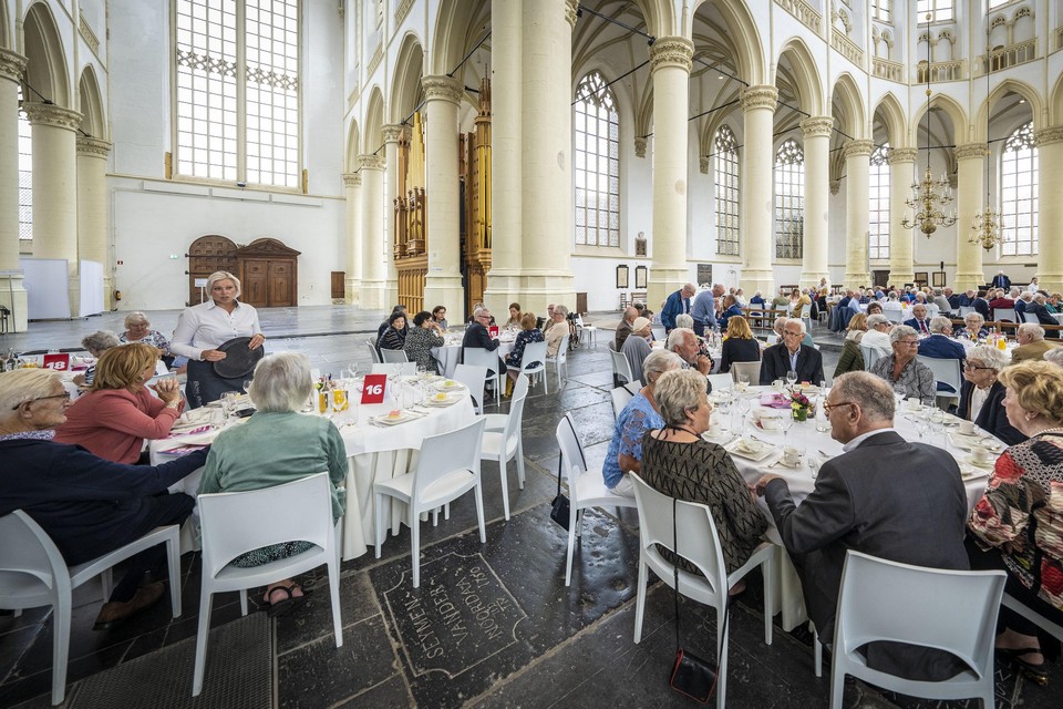 De langgetrouwde stellen waren door de burgemeester uitgenodigd in de Hooglandse Kerk.