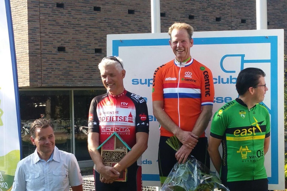 Een stralende Arie van Erk in kampioenstrui op het hoogste podium bij het NK voor burgemeesters.