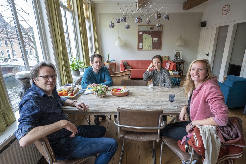 De organisatoren van Jazz in de Kamer (vlnr): Edwin van Veen, Bart Wirtz, Sylvia Karres en Jolisa van Leeuwen in een deelnemende huiskamer aan de Herengracht in Leiden.
