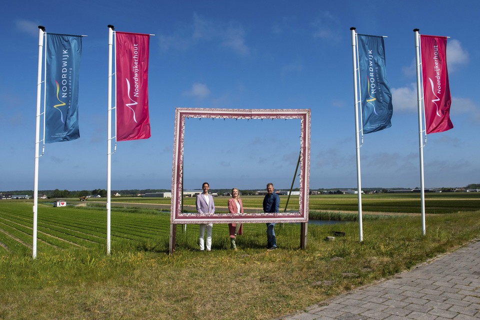 De nieuwe rode vlag wappert bij de bollenvelden van Noordwijkerhout.