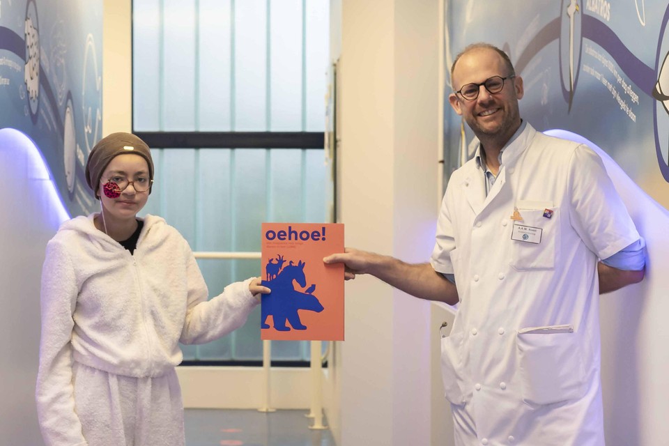 Muze Hendriks overhandigt het boek Oehoe! waaraan ze meewerkte, aan kindercardiolooog Arno Roest.