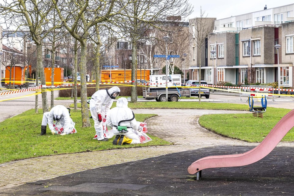 In het speeltuintje aan de Pieter Breughelstraat wordt gespeurd naar asbestdeeltjes.