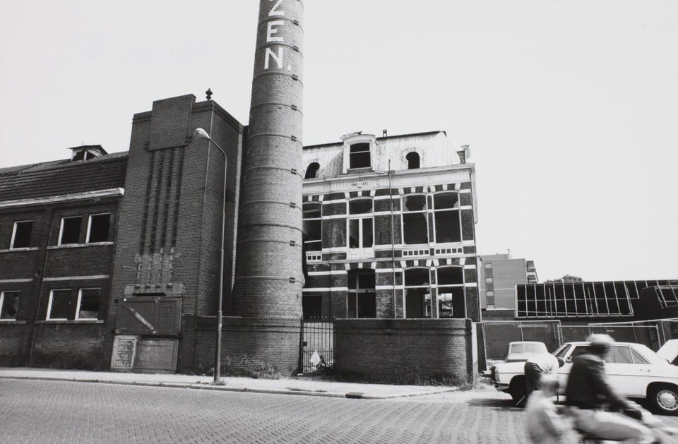 Conservenfabriek ’De Sleutels’ van Nieuwenhuizen afgebeeld. De fabriek sloot in 1972 en in 1982 werd de kenmerkende schoorsteen gesloopt.