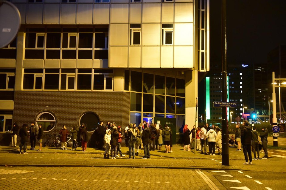 In de nacht van vrijdag 5 op zaterdag 6 november evacueerde de politie het pand aan de Schipholweg wegens de plaatsing van twee vuurwerkbommen. Eén bom ontplofte, de politie kon de ander bijtijds onschadelijk maken.
