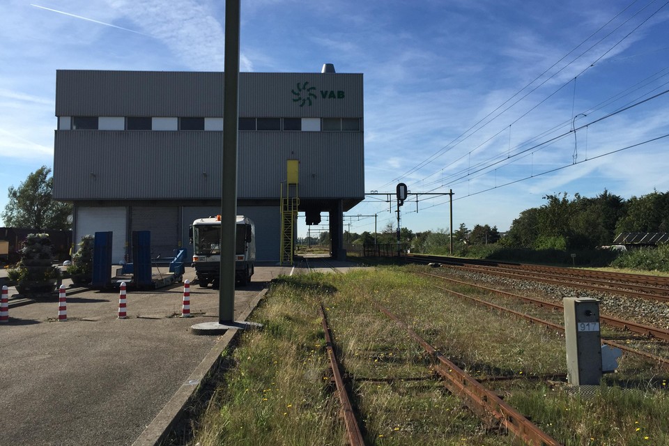 Het overslagstation van het Vuilafvoerbedrijf in Voorhout.