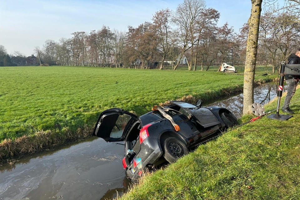 Buitensporig kogel Slepen Auto op de kop te water langs Steekterweg in Alphen aan den Rijn |  Leidschdagblad