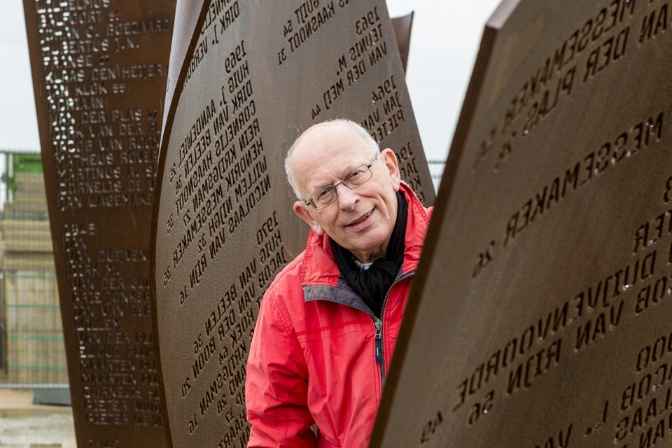 Willem van der Plas bij het monument voor de omgekomen zeelieden. Foto Hielco Kuipers