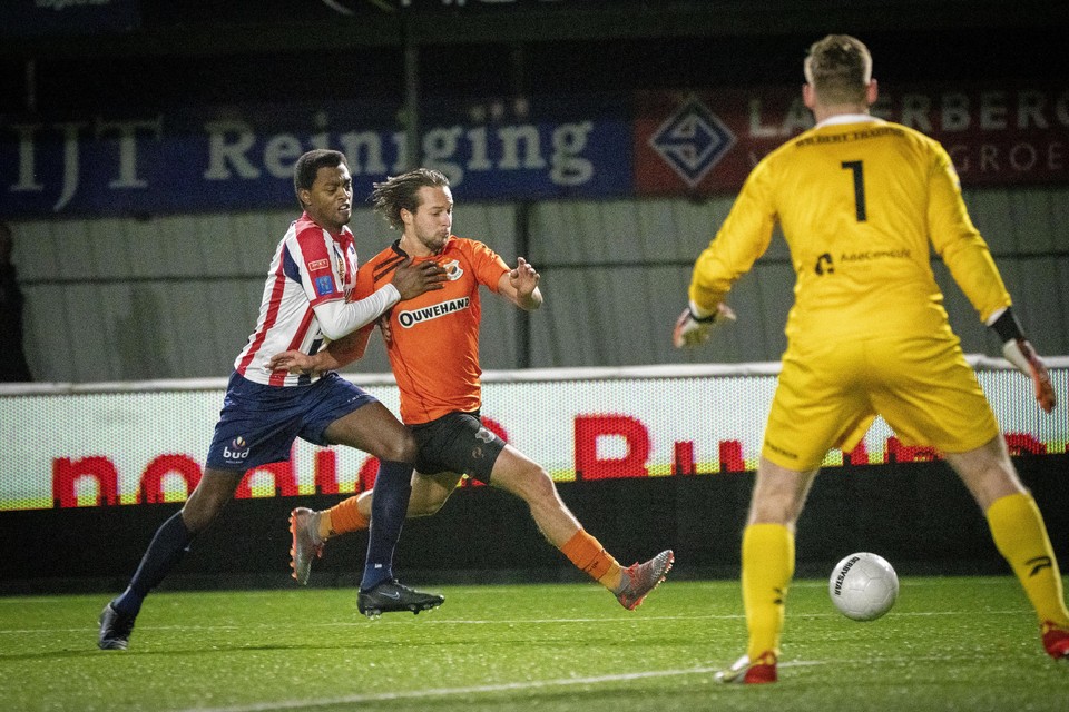 Oege Sietse van Lingen snelt langs zijn tegenstander. De Fries maakte zaterdag zijn een eerste doelpunt voor Katwijk.