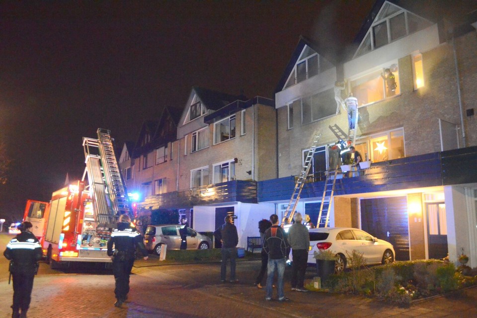 Brandweer redt vrouw van balkon in Sassenheim