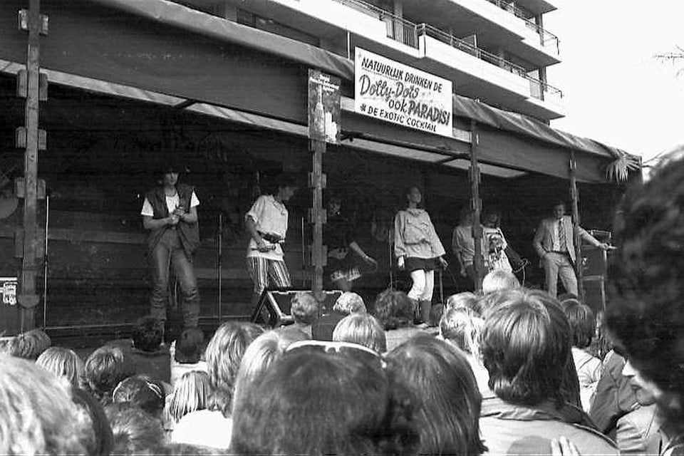 Meidengroep de Dolly Dots trad begin jaren tachtig op bij de Kopermolen
