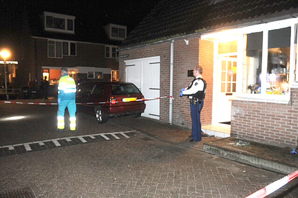Twee gewonden in woning aan Koningsmantel in Alphen aan den Rijn. Foto Toon van der Poel
