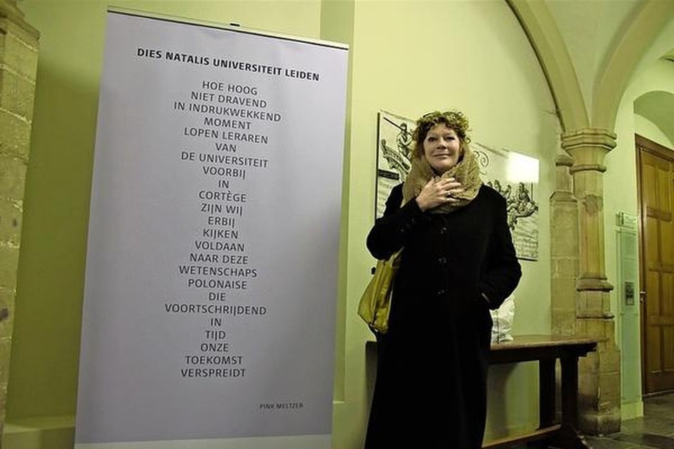 Pink Meltzer bij haar gedicht in het Academiegebouw.