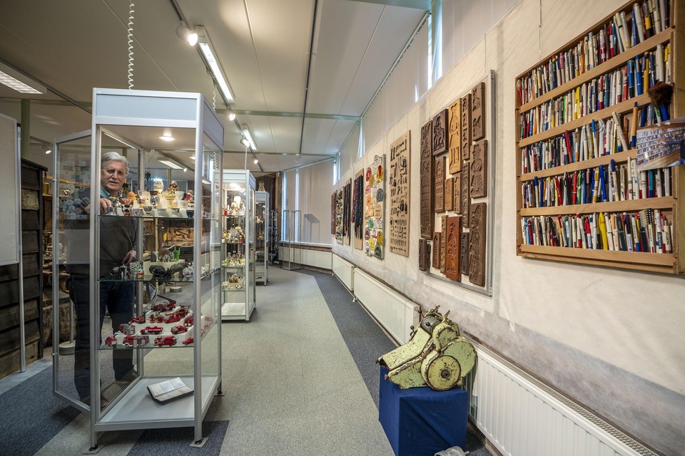 Oud-etaleur Wils Akerboom legt de laatste hand aan de expositie ’Verzamelingen’ in museum Oud Alkemade.